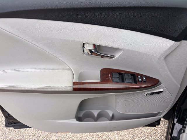 Used 2011 Toyota Venza AWD w/ Comfort Pkg image 2