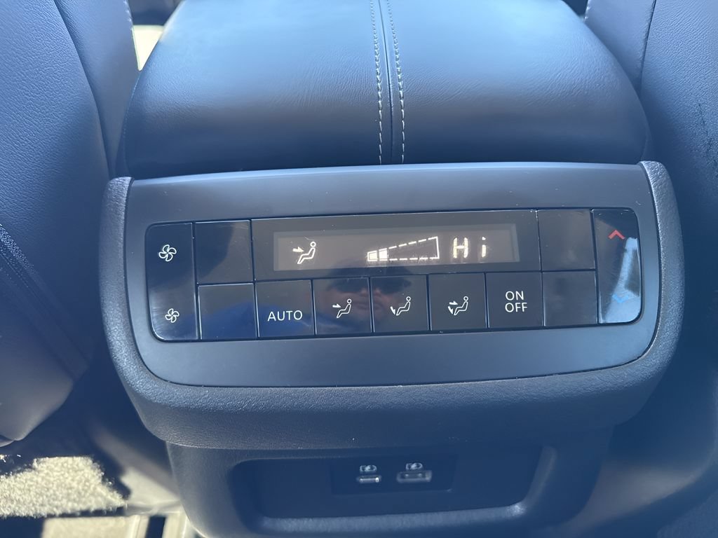 Used 2023 Nissan Pathfinder SL AWD/4WD image 12
