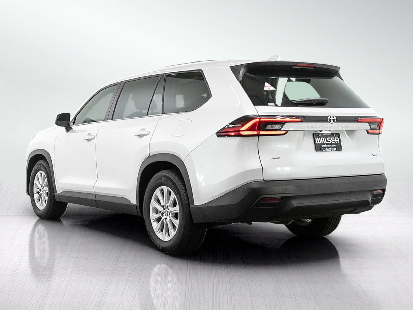 Used 2025 Toyota Grand Highlander AWD image 3