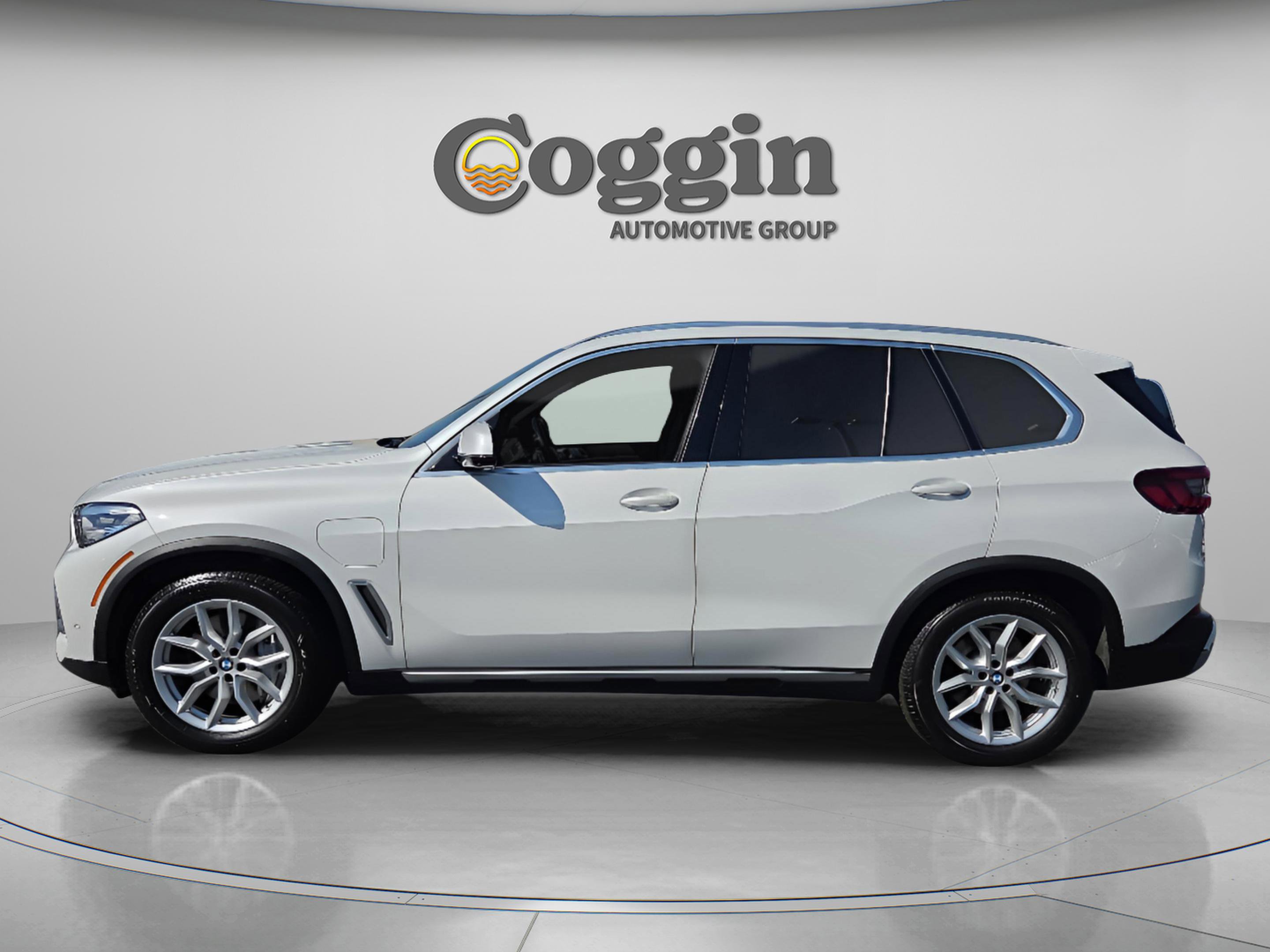 Used 2021 BMW X5 xDrive45e w/ Parking Assistance Package image 3