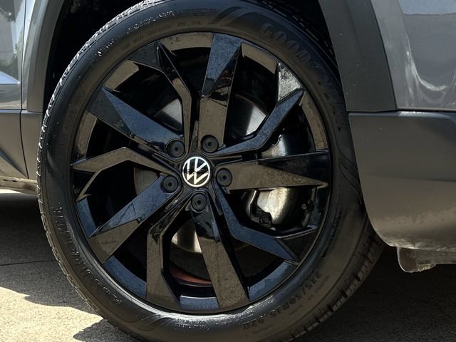 Used 2024 Volkswagen Taos SE w/ MDO Package FWD image 11
