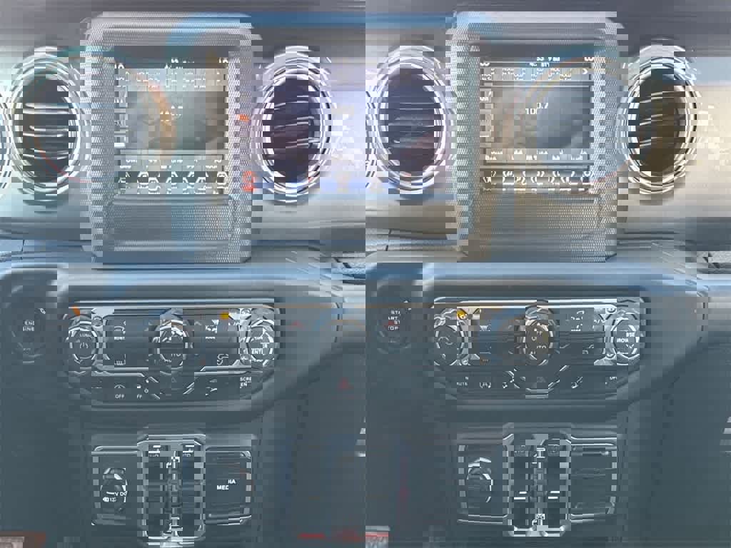 Used 2018 Jeep Wrangler Unlimited Sahara image 15