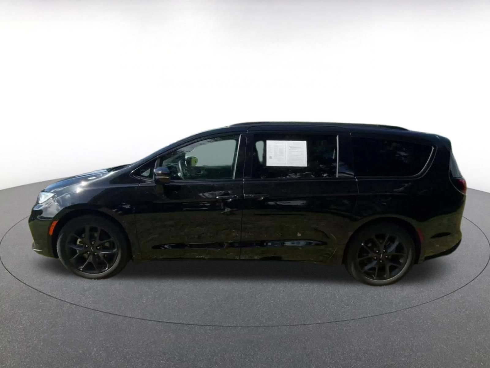 Used 2025 Chrysler Pacifica Limited FWD image 8