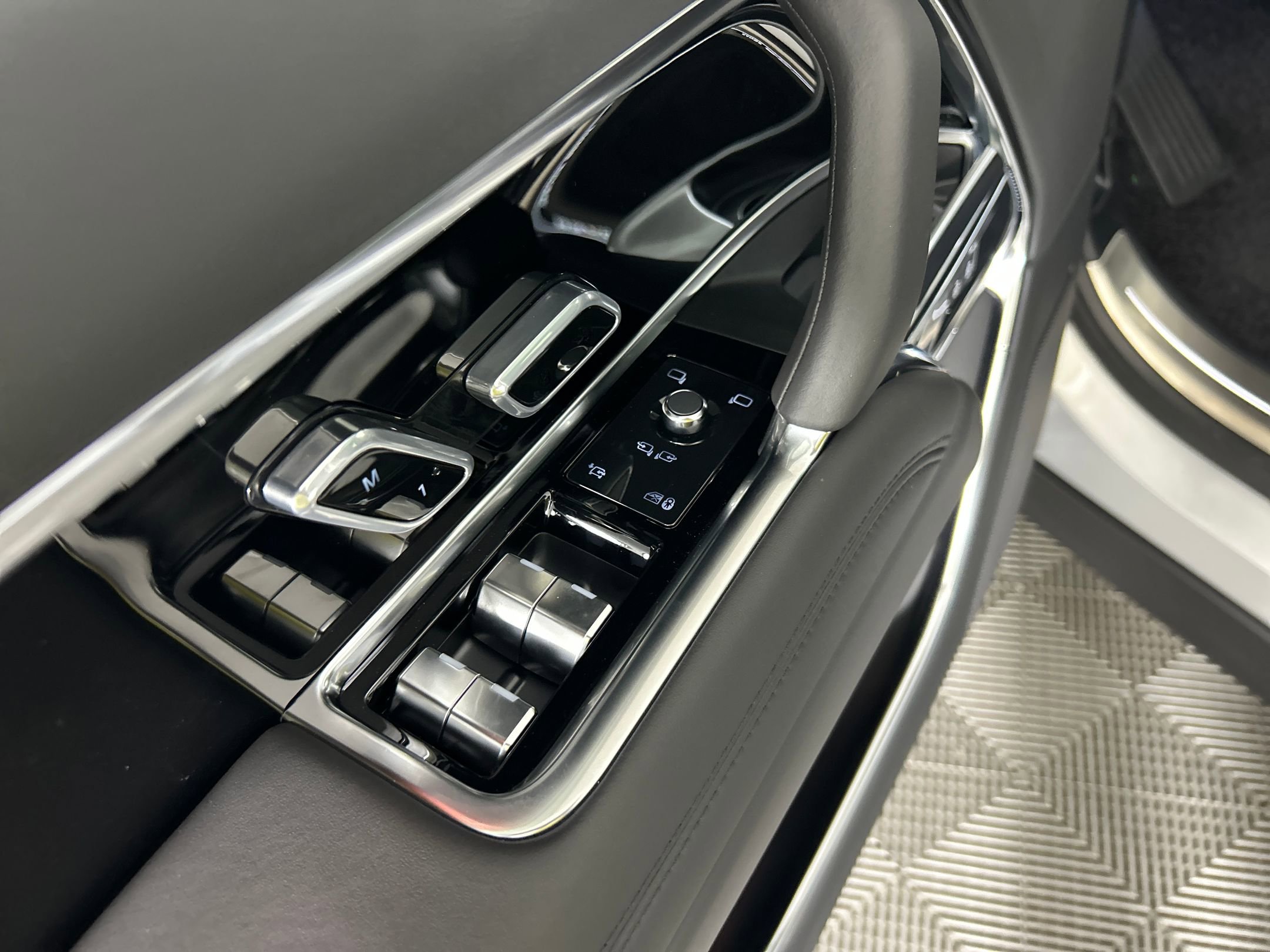 New 2025 Land Rover Range Rover SE image 10