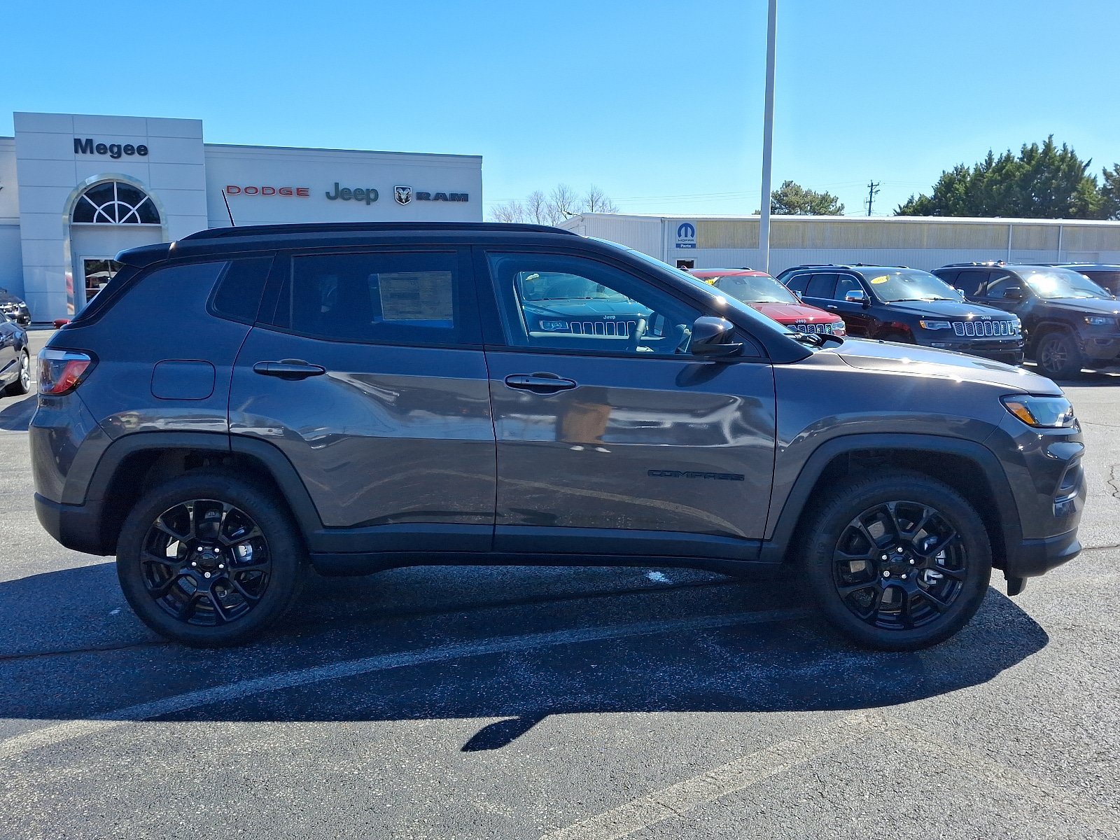 Used 2024 Jeep Compass Latitude w/ Convenience Group AWD/4WD image 7