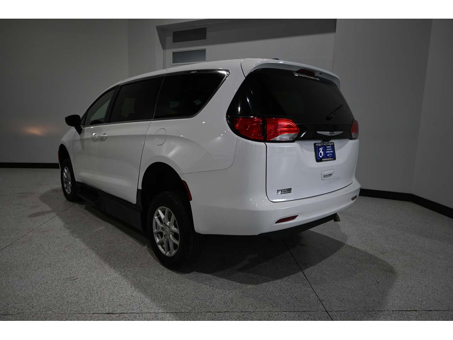 Used 2024 Chrysler Voyager LX FWD image 8