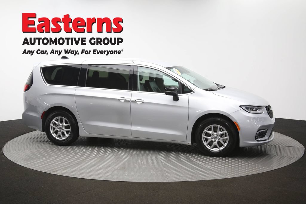 Used 2024 Chrysler Pacifica Touring-L FWD image 48