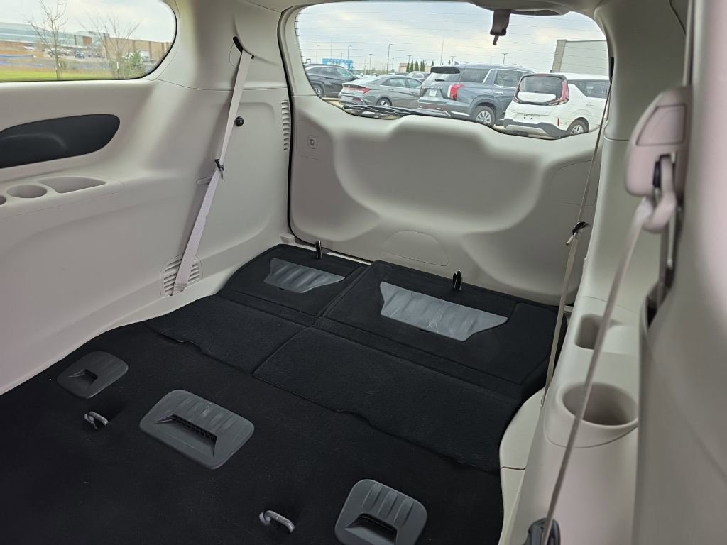 Used 2024 Chrysler Pacifica Touring-L image 17