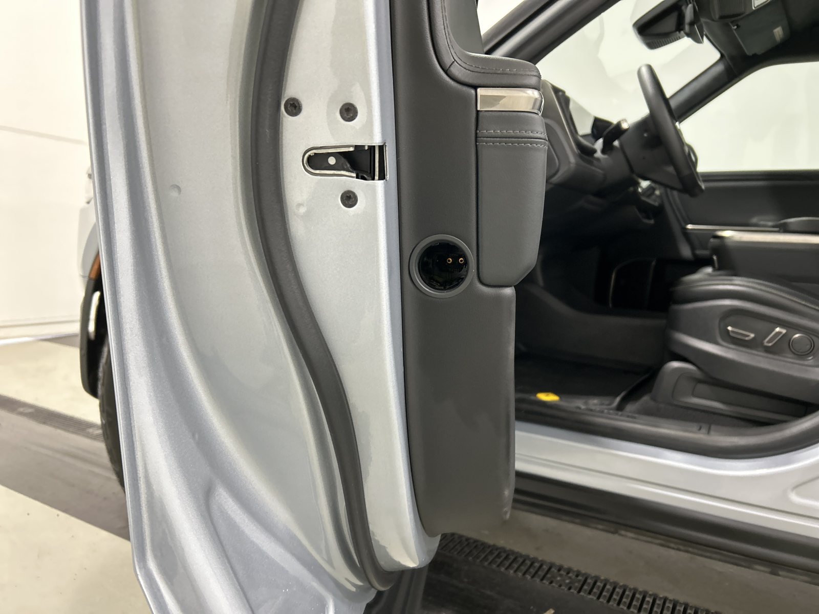 Used 2025 Rivian R1T Adventure Dual AWD/4WD image 30