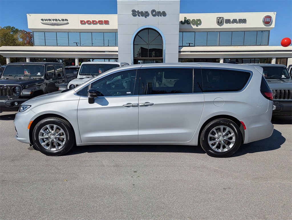 New 2026 Chrysler Pacifica Limited image 8