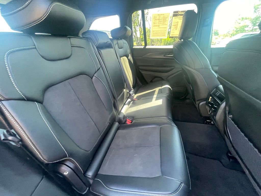 Used 2025 Jeep Grand Cherokee Altitude AWD/4WD image 26