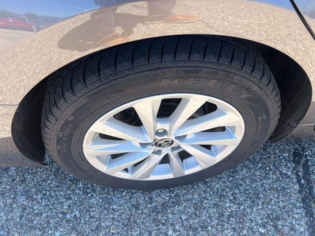 Used 2021 Toyota Camry LE AWD/4WD image 9