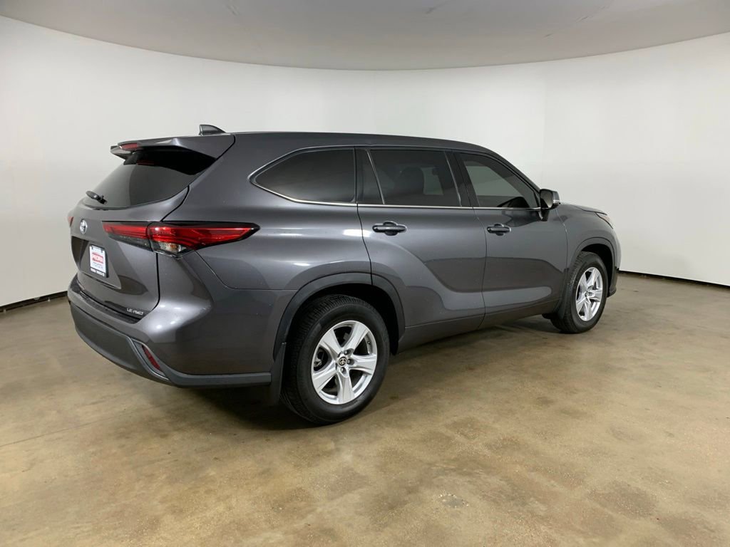 Used 2022 Toyota Highlander LE AWD/4WD image 8