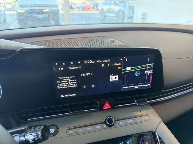 Used 2025 Hyundai Elantra Limited image 24