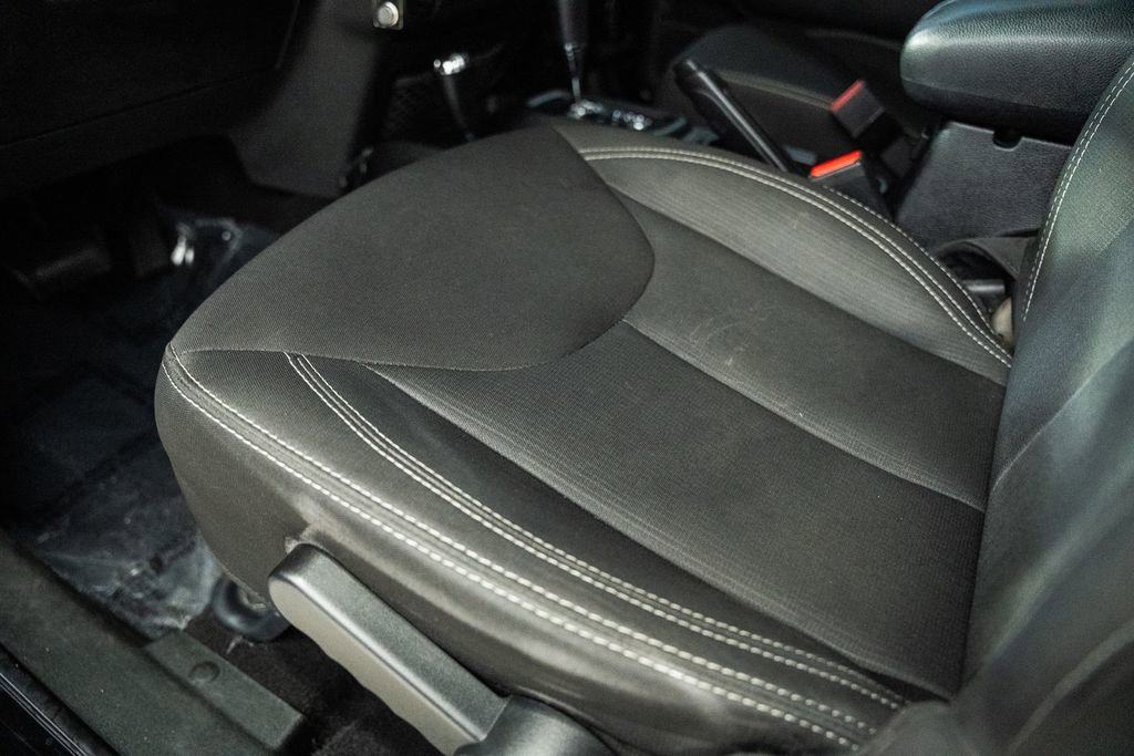 Used 2018 Jeep Wrangler Unlimited Rubicon w/ Connectivity Group image 42