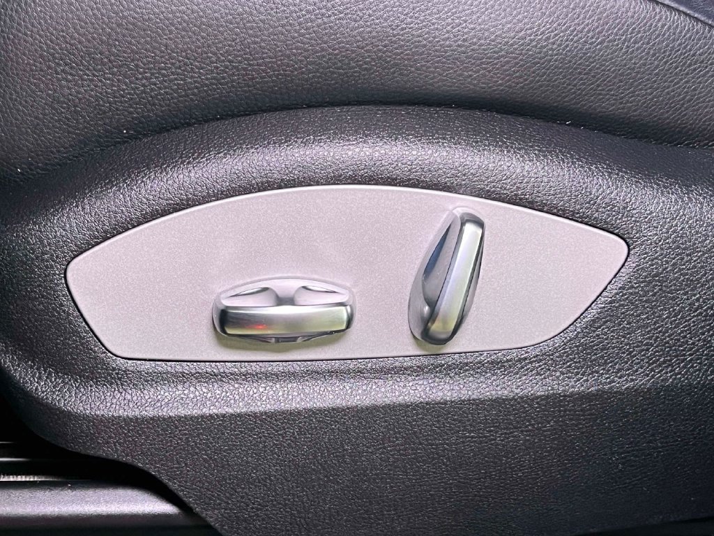 Used 2023 Porsche Macan AWD/4WD image 17