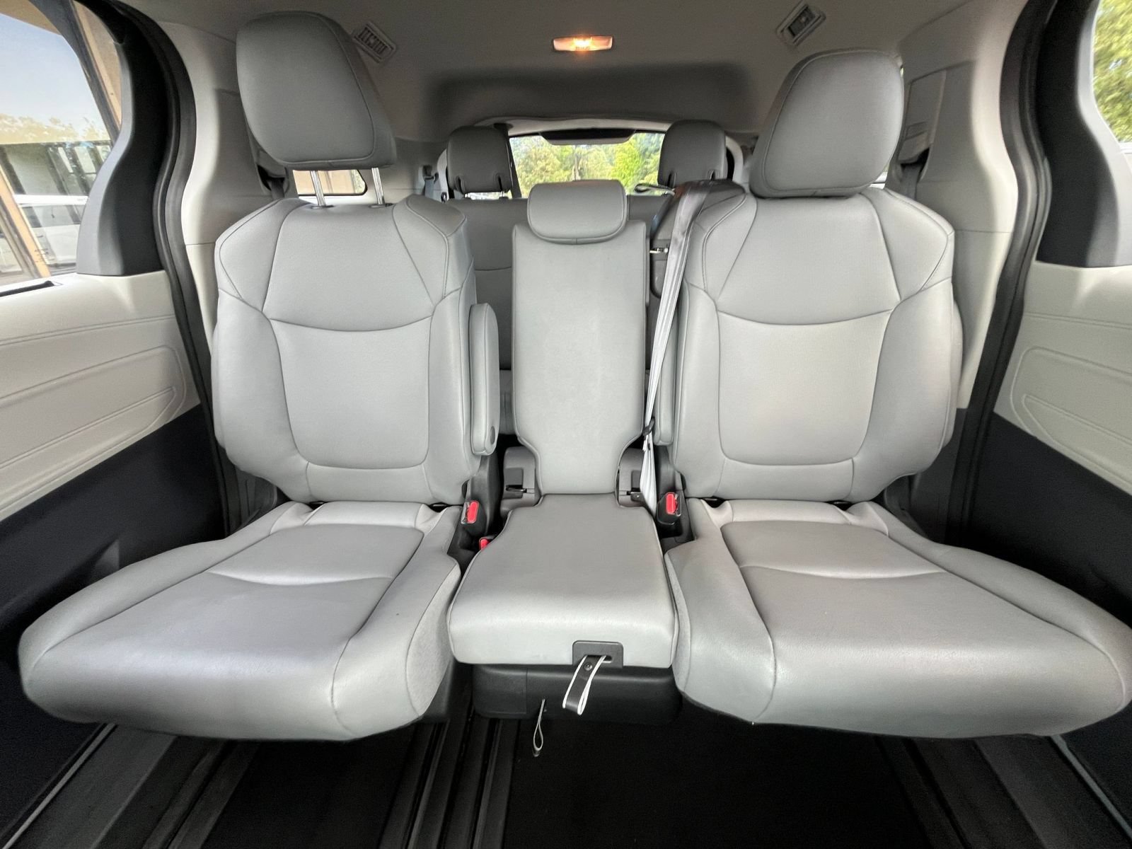 Used 2023 Toyota Sienna XLE FWD image 41