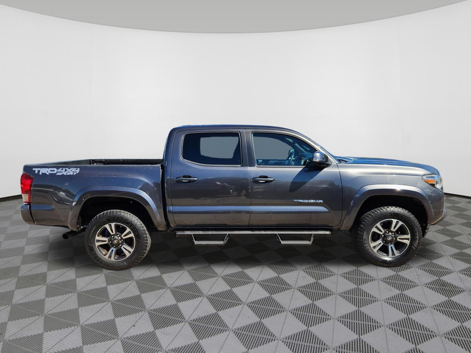 Used 2017 Toyota Tacoma TRD Sport w/ Tow Package (A/T) AWD/4WD image 6