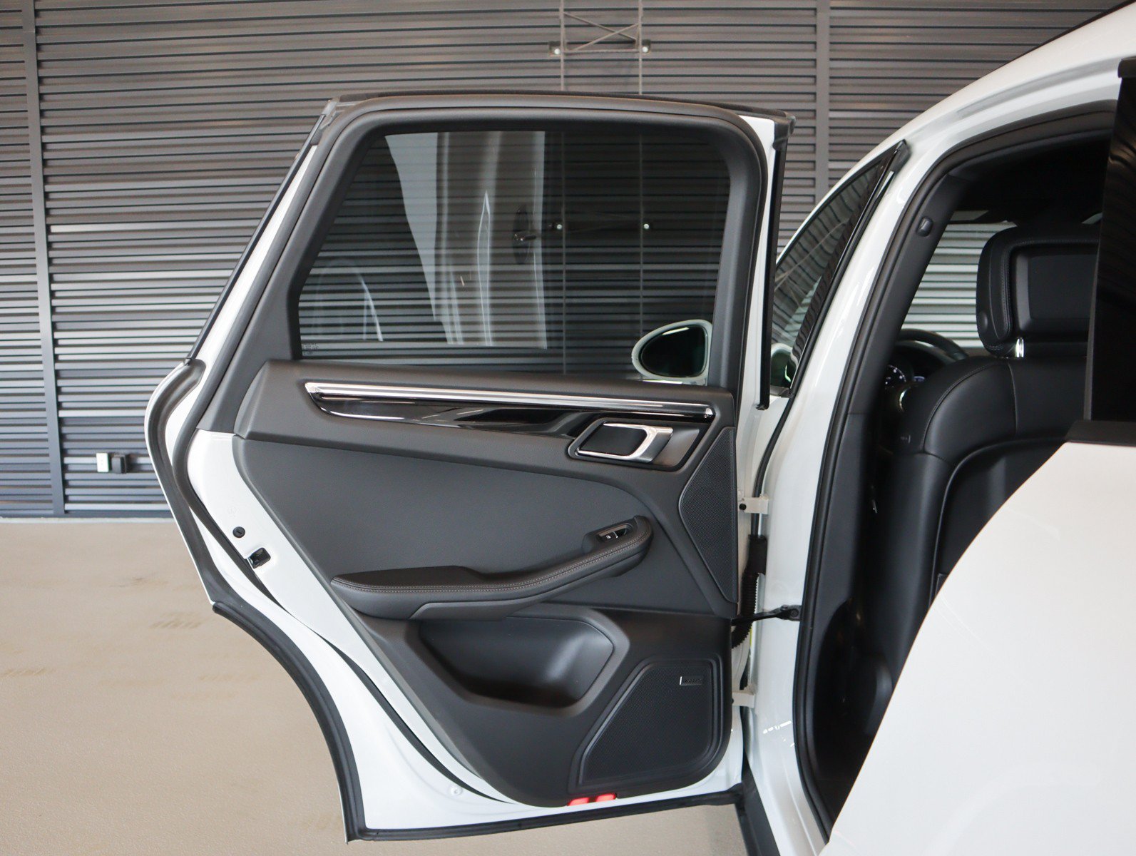 Certified 2026 Porsche Macan AWD/4WD image 29