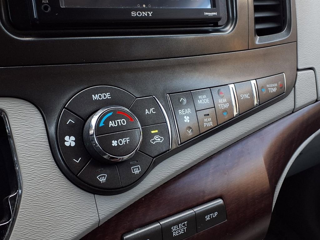 Used 2013 Toyota Sienna XLE FWD image 7