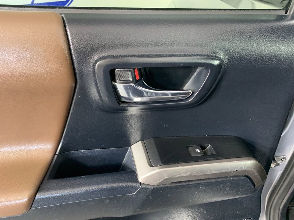 Used 2016 Toyota Tacoma Limited w/ Towing Package image 31