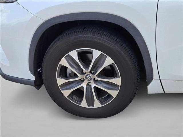 Used 2022 Toyota Highlander XLE FWD image 11