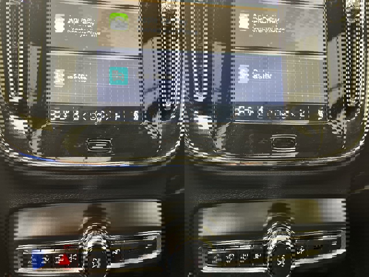 Used 2025 Volvo XC40 B5 Core image 22