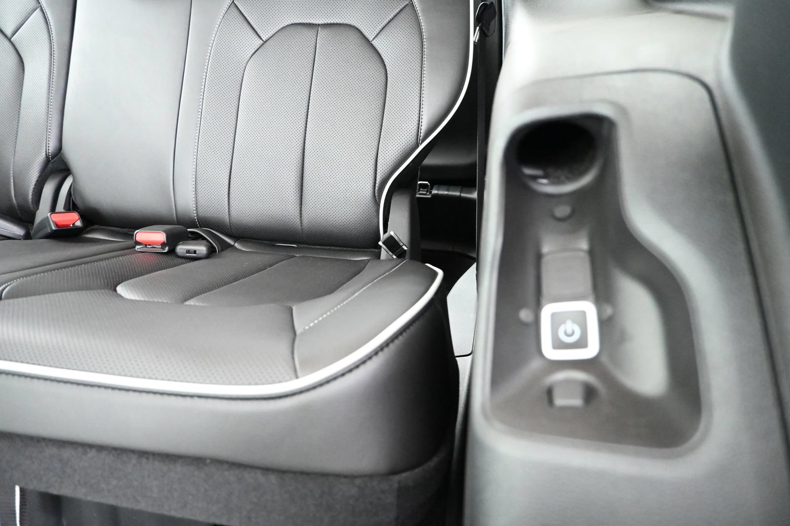 New 2027 Chrysler Pacifica Limited AWD/4WD image 30