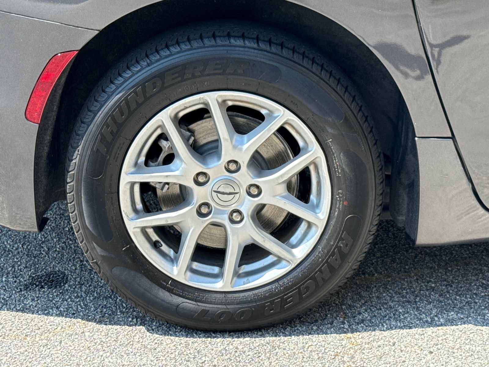Used 2023 Chrysler Pacifica Touring-L FWD image 17