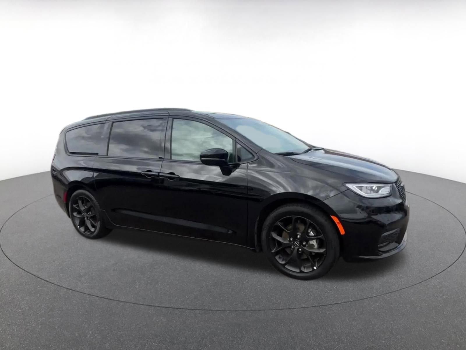 Used 2025 Chrysler Pacifica Limited image 2