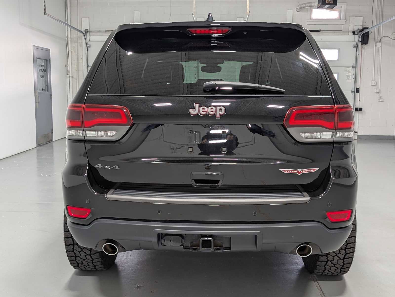 Used 2017 Jeep Grand Cherokee Trailhawk AWD/4WD image 9