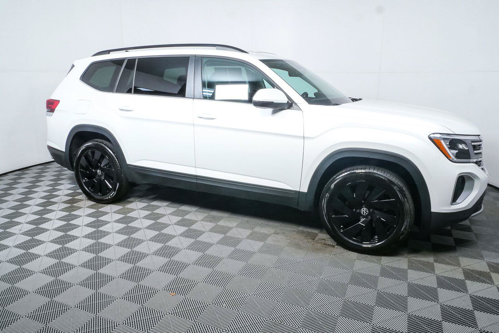 Used 2026 Volkswagen Atlas SE w/ Panoramic Sunroof Package AWD/4WD image 2
