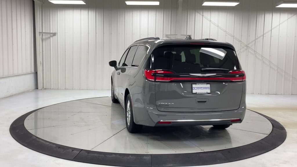Used 2021 Chrysler Pacifica Touring w/ Uconnect Theater Family Group FWD image 7