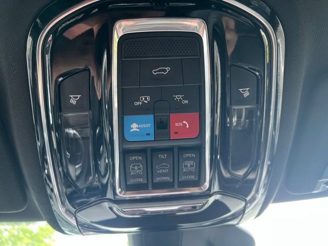 Used 2023 Jeep Grand Cherokee Overland w/ Luxury Tech Group IV AWD/4WD image 6