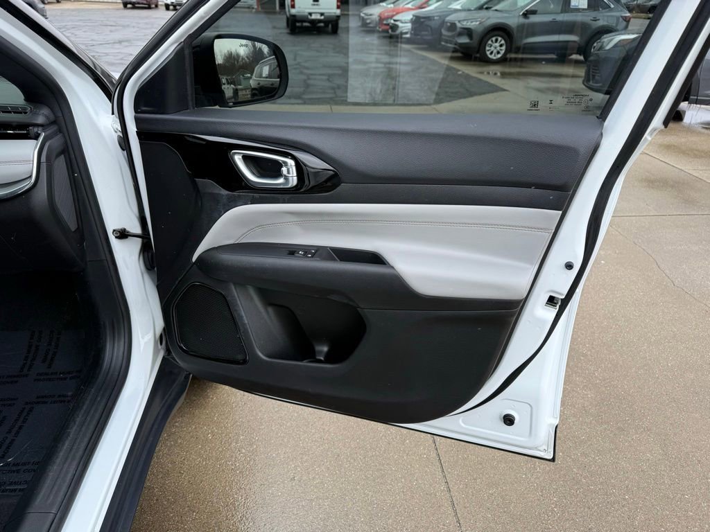 Used 2023 Jeep Compass Limited image 25