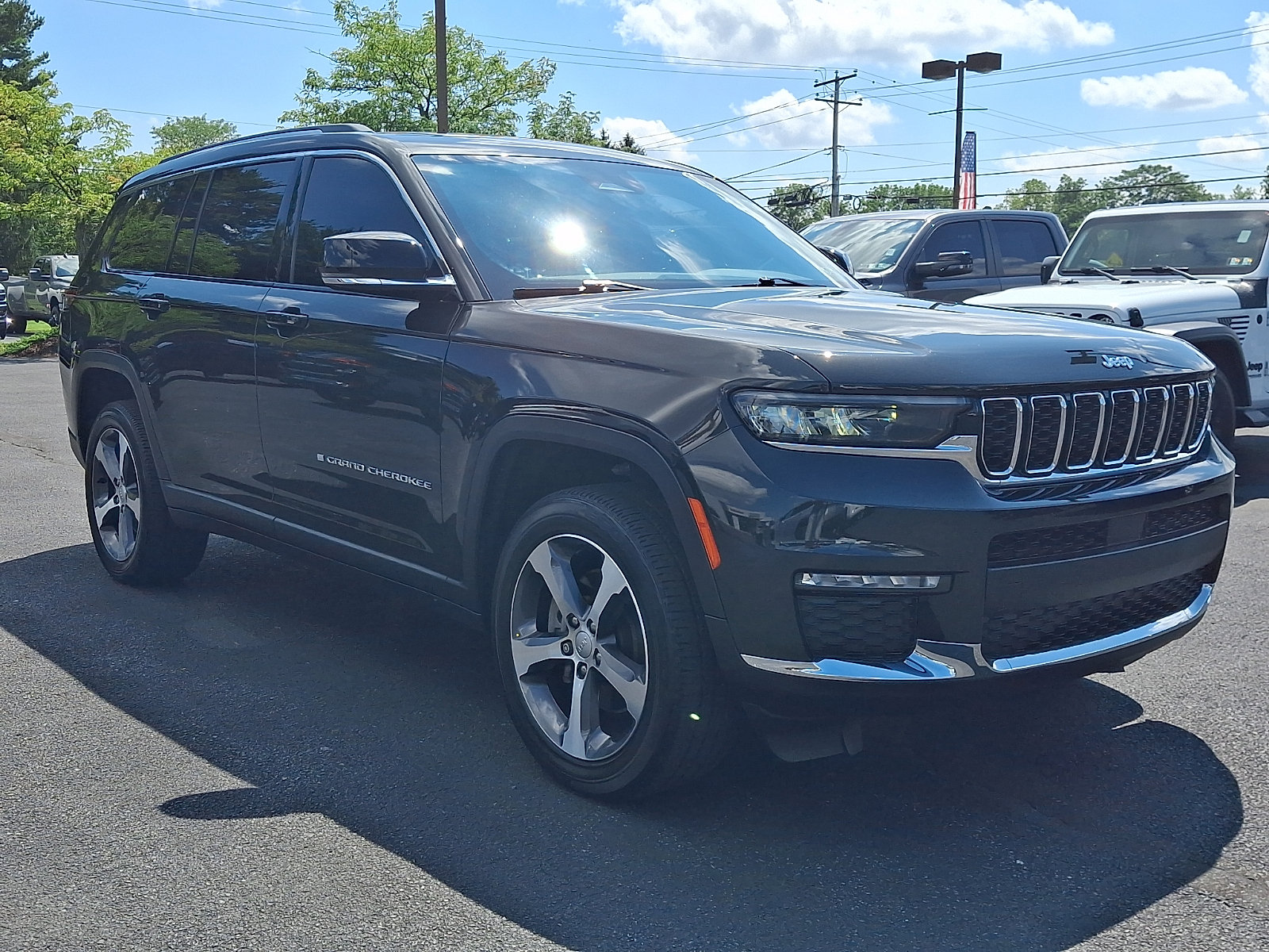 Used 2023 Jeep Grand Cherokee L Limited AWD/4WD image 3