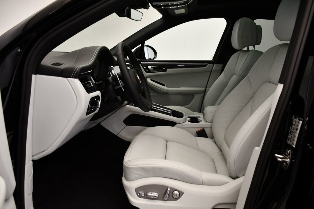 Certified 2026 Porsche Macan Turbo AWD/4WD image 5