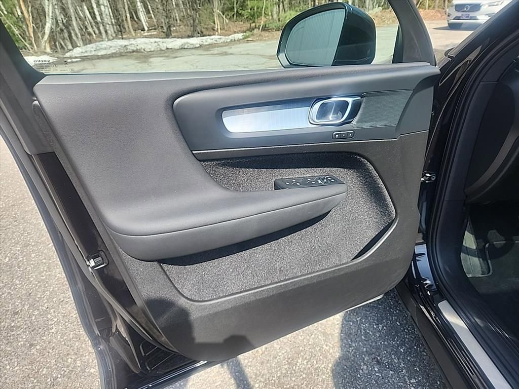 Certified 2025 Volvo XC40 B5 Core AWD/4WD image 27