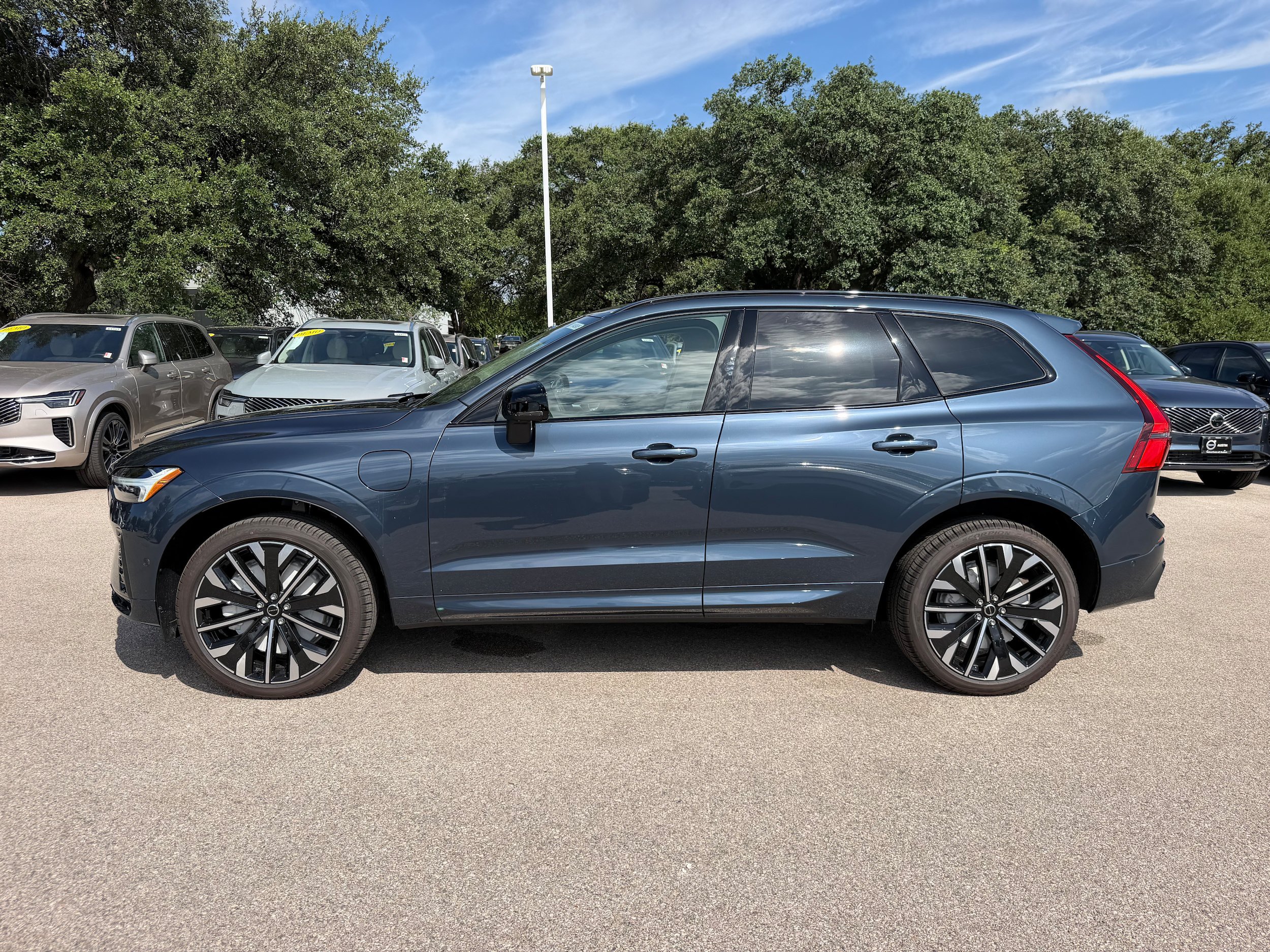 New 2026 Volvo XC60 T8 Ultra w/ Climate Package AWD/4WD image 3