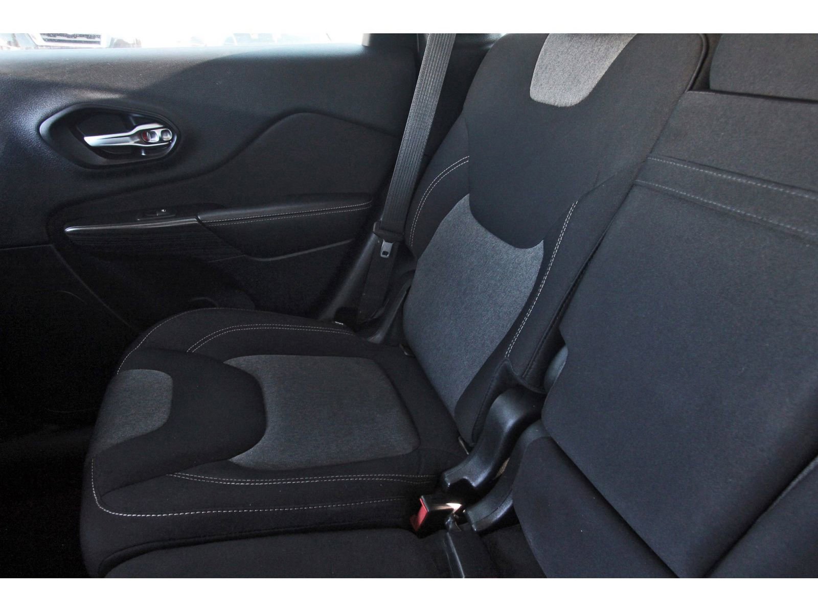 Used 2016 Jeep Cherokee Sport image 14