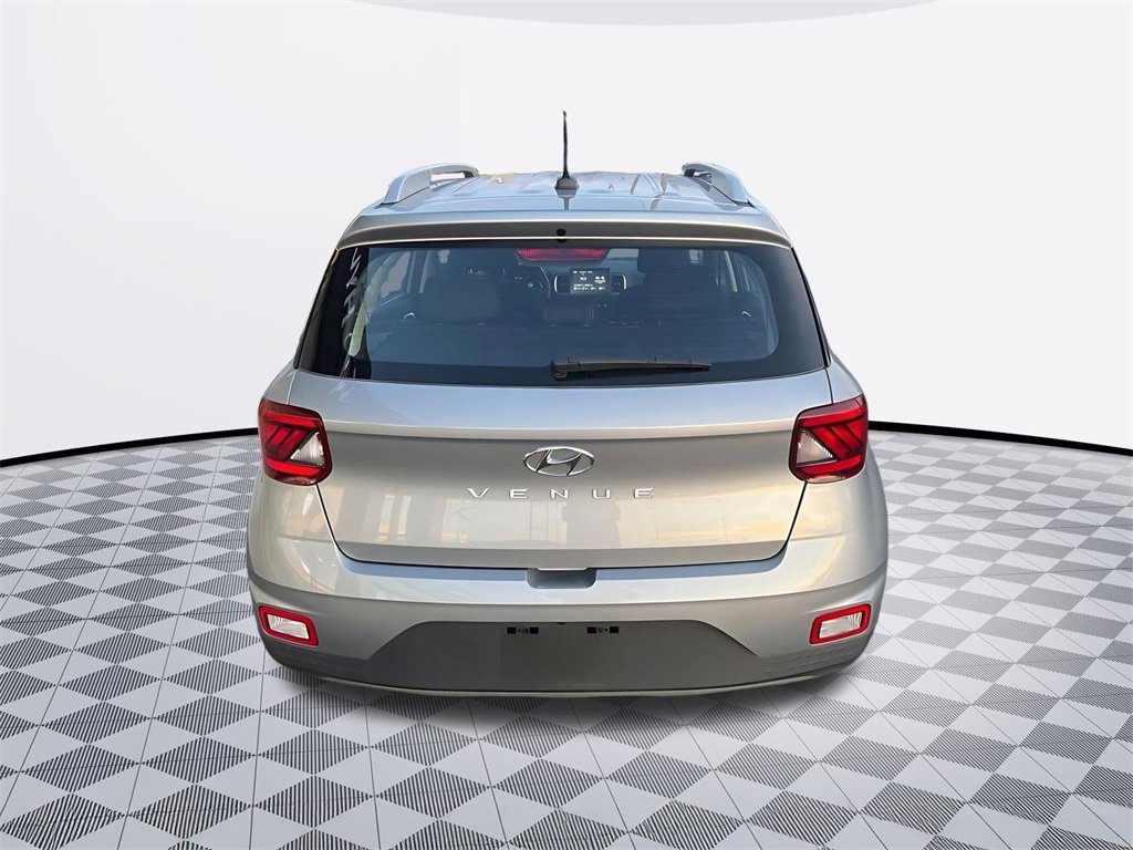 Used 2025 Hyundai Venue SEL image 4