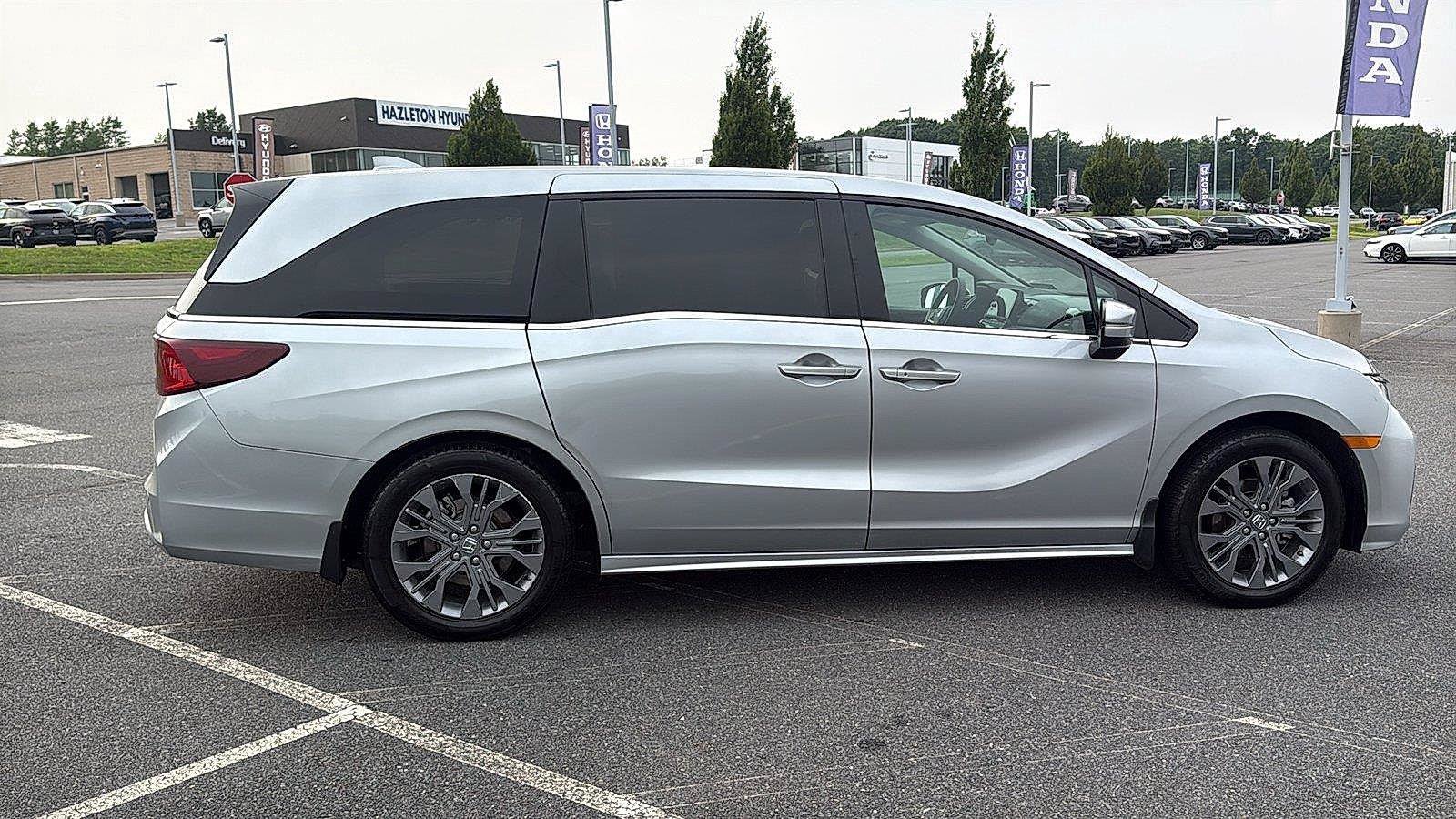 Used 2025 Honda Odyssey Touring image 4