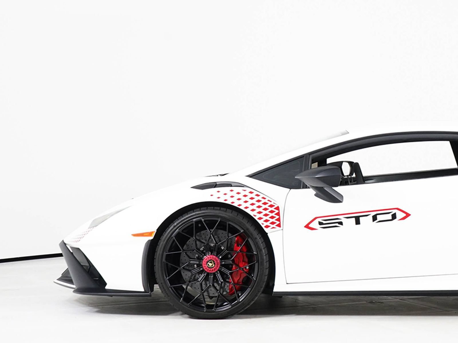 Used 2022 Lamborghini Huracan STO RWD image 12