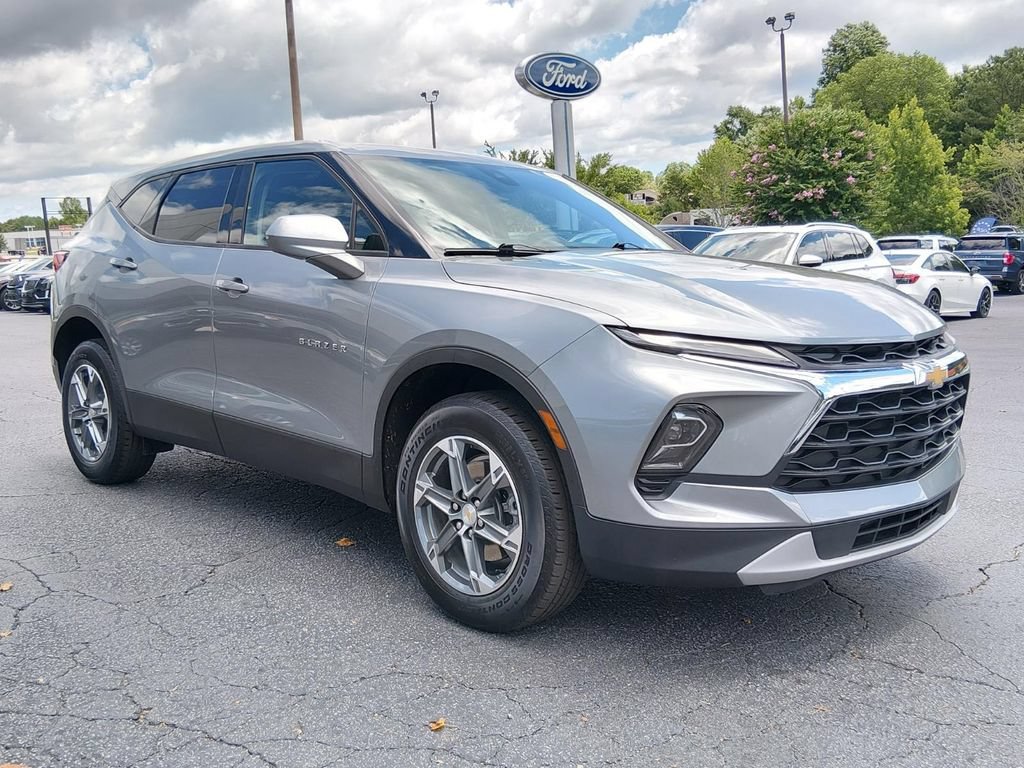 Used 2025 Chevrolet Blazer LT AWD/4WD image 2
