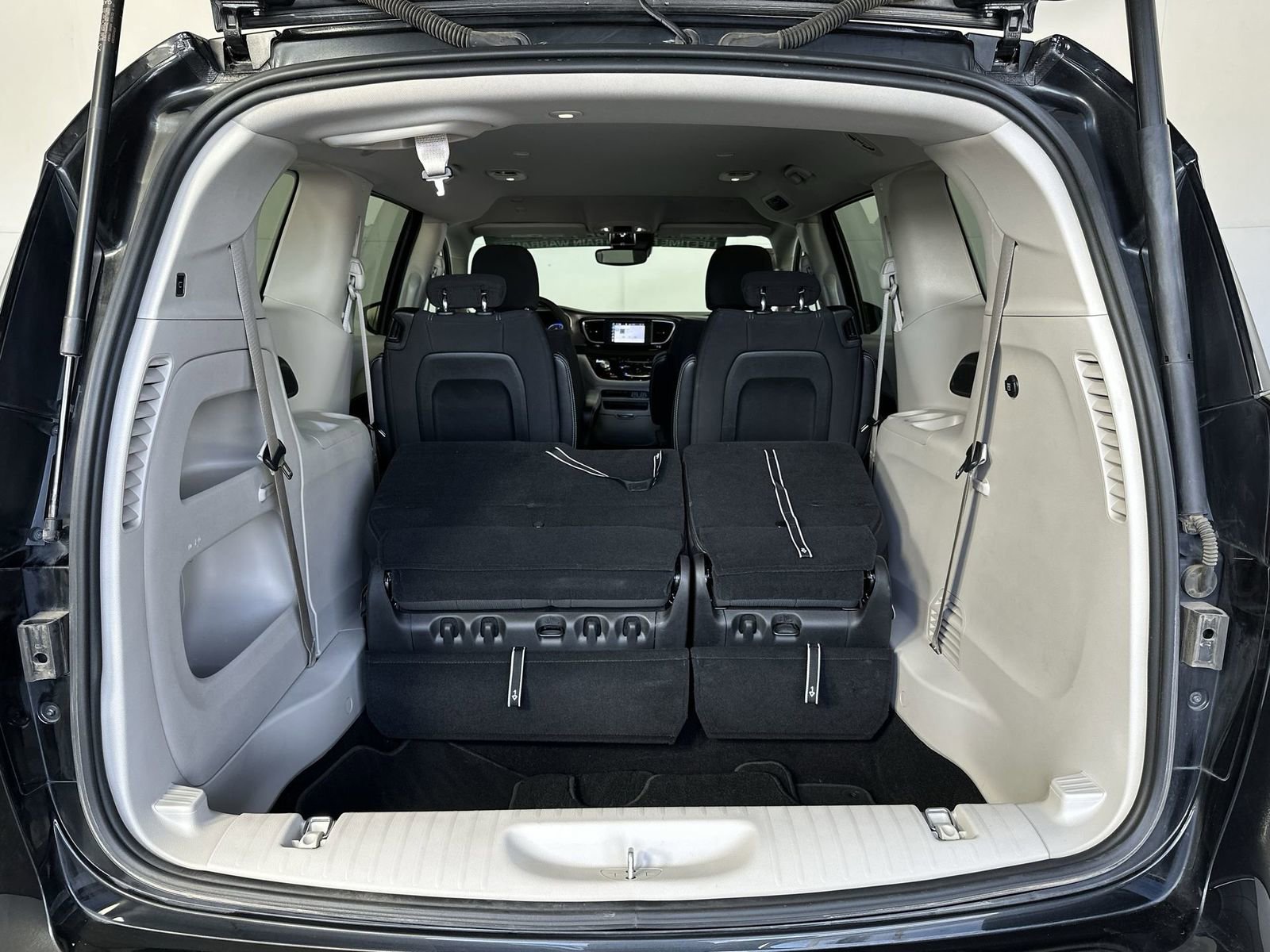 Used 2023 Chrysler Voyager LX image 29