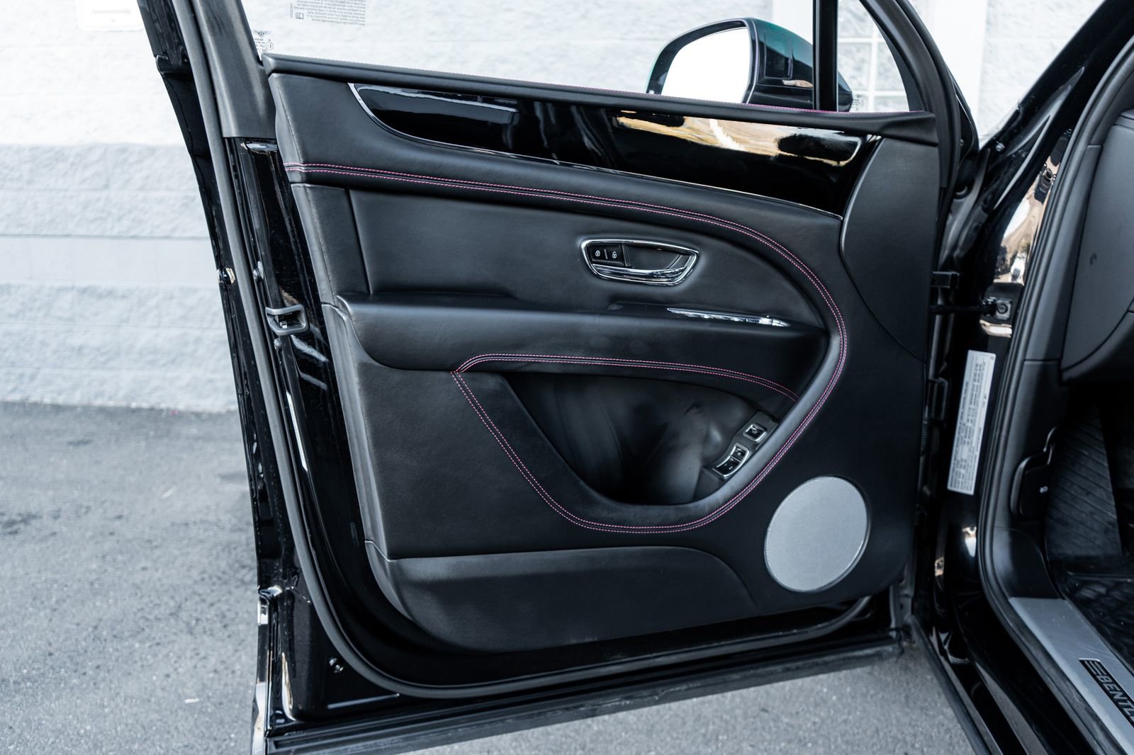 Used 2023 Bentley Bentayga Extended Wheelbase image 21