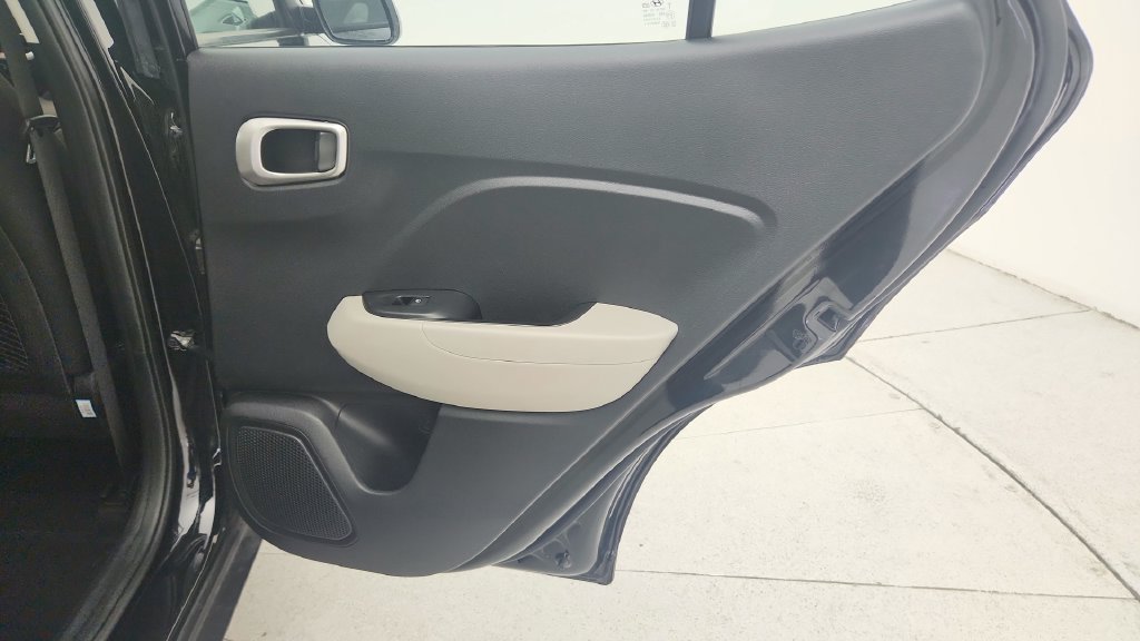 Used 2025 Hyundai Venue SEL FWD image 31