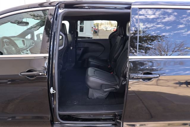 Used 2026 Chrysler Pacifica Select FWD image 18