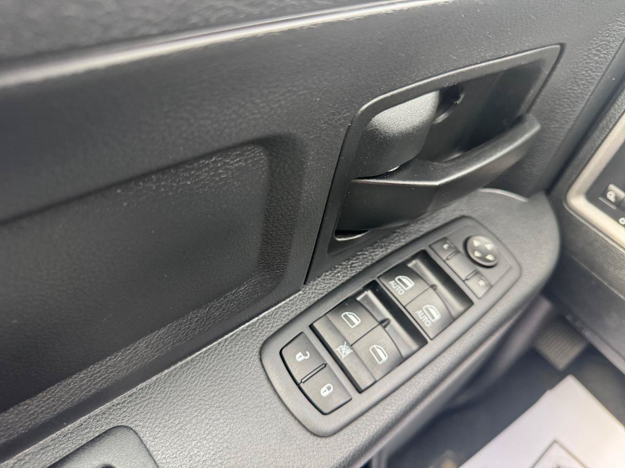 Used 2017 RAM 1500 Express AWD/4WD image 18