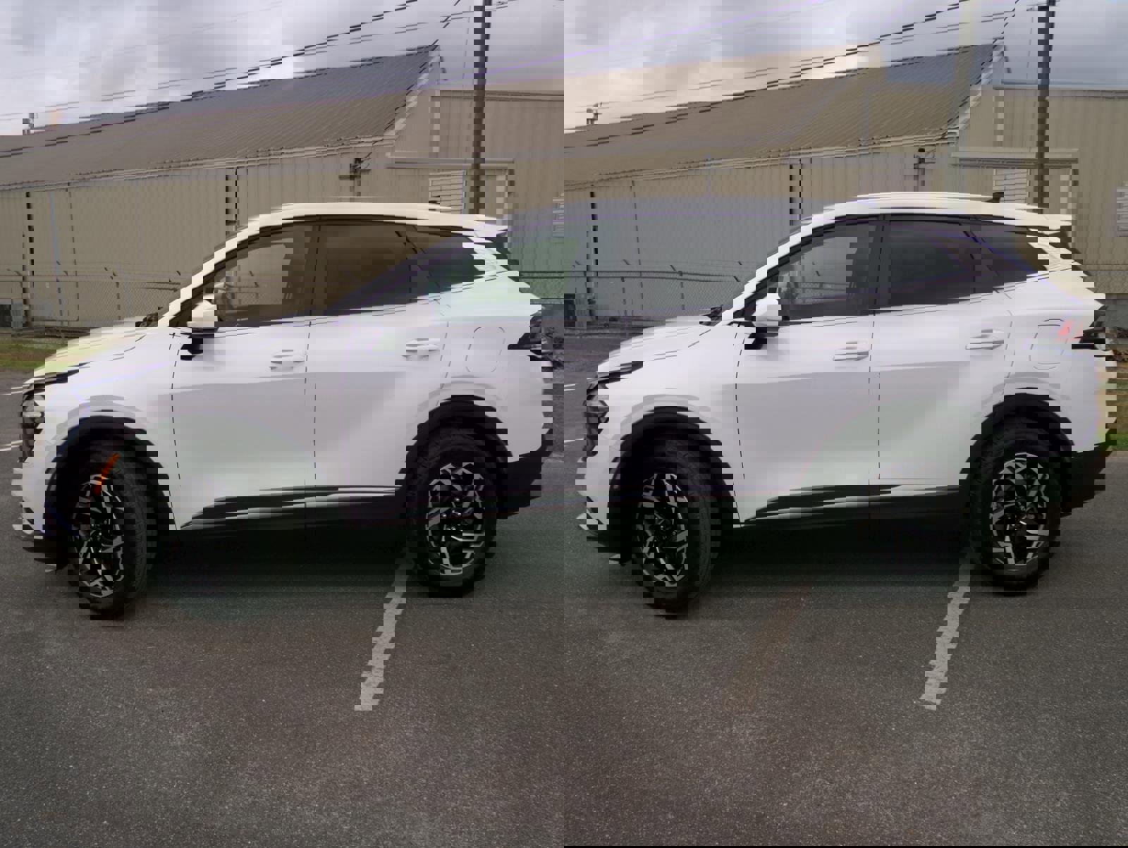 Used 2023 Kia Sportage LX image 2